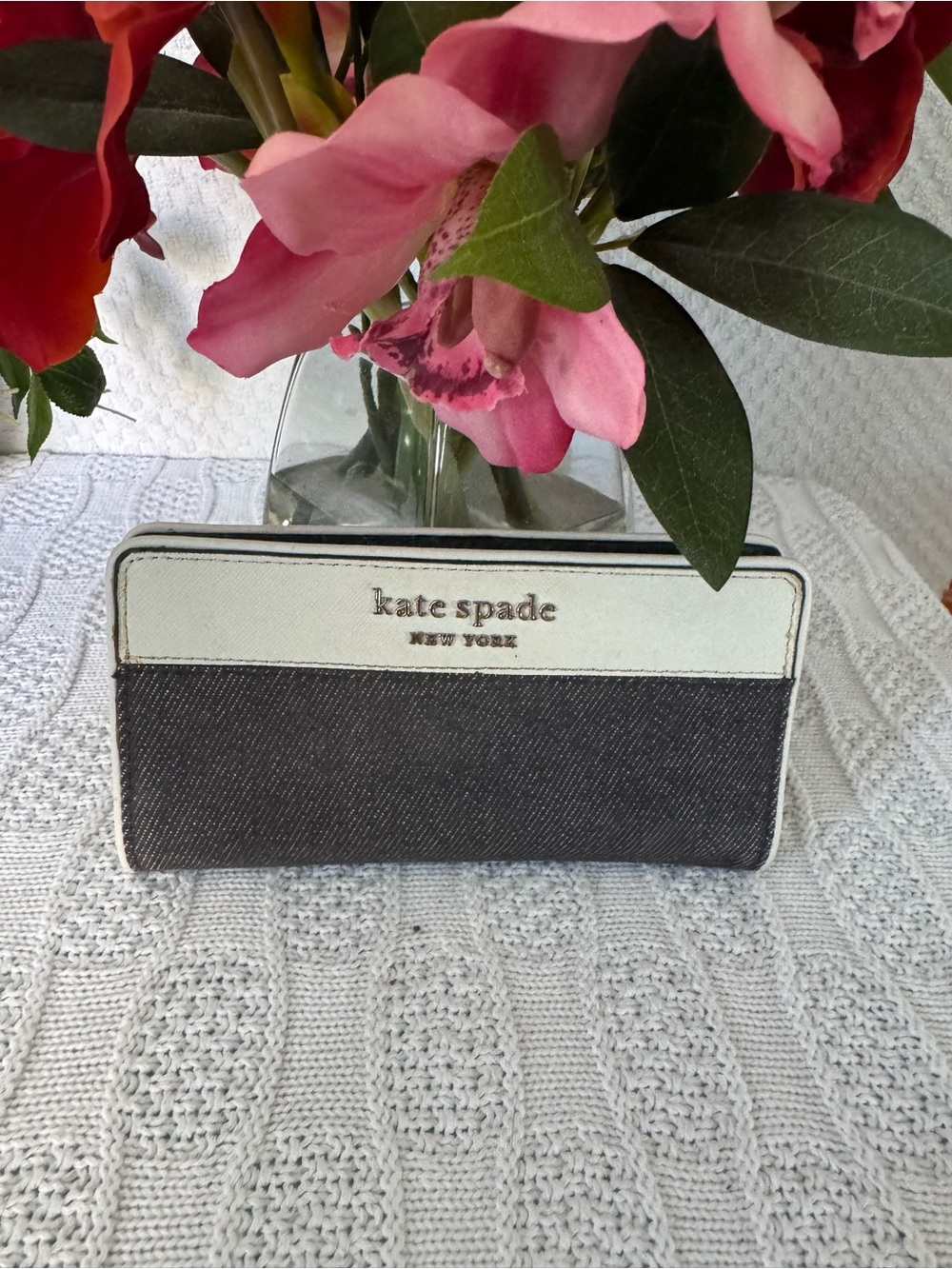 Kate Spade Darcy EUC  denim & leather slim wallet